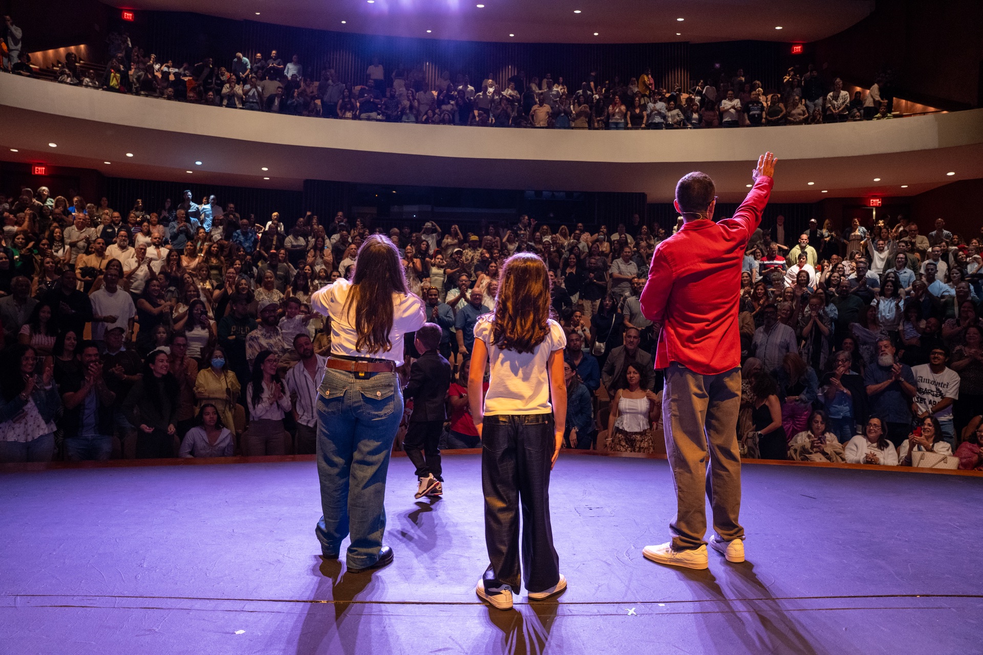 La familia saluda al público al finalizar el show
